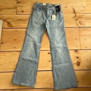 Levi’s Middy Flare 25x32 NWT